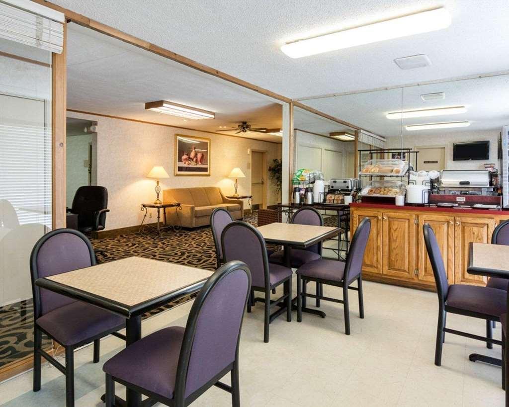 Quality Inn University Area ファームビル レストラン 写真
