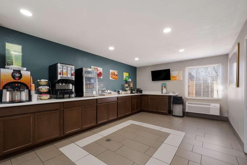 Quality Inn University Area ファームビル レストラン 写真