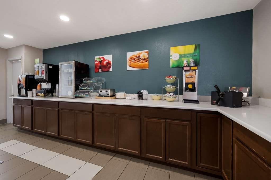 Quality Inn University Area ファームビル レストラン 写真